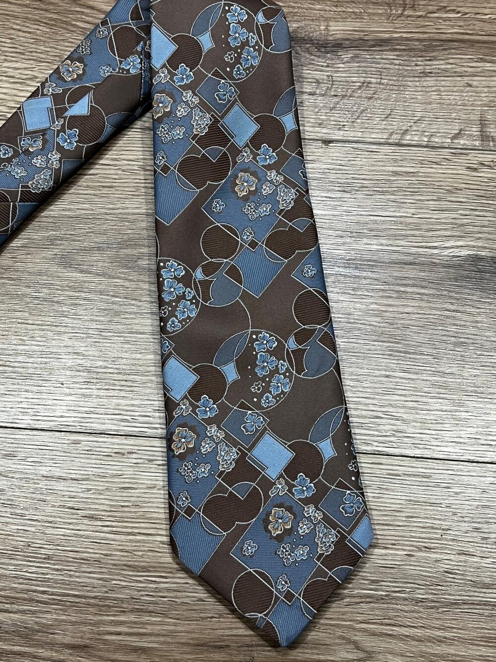 Wm. John Mens Necktie Brown Blue Floral Geometric Pattern (A00)